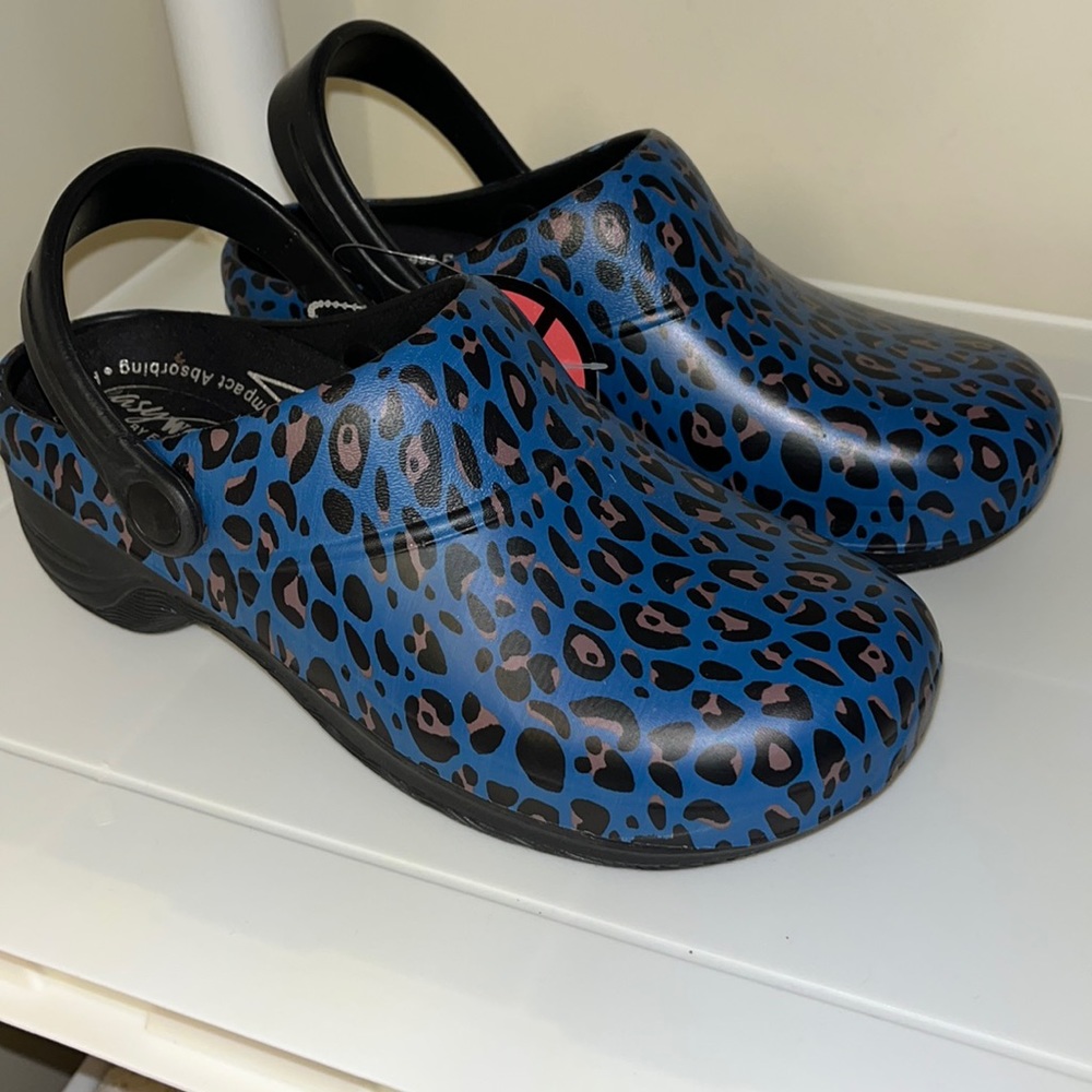 Slip resistant clogs